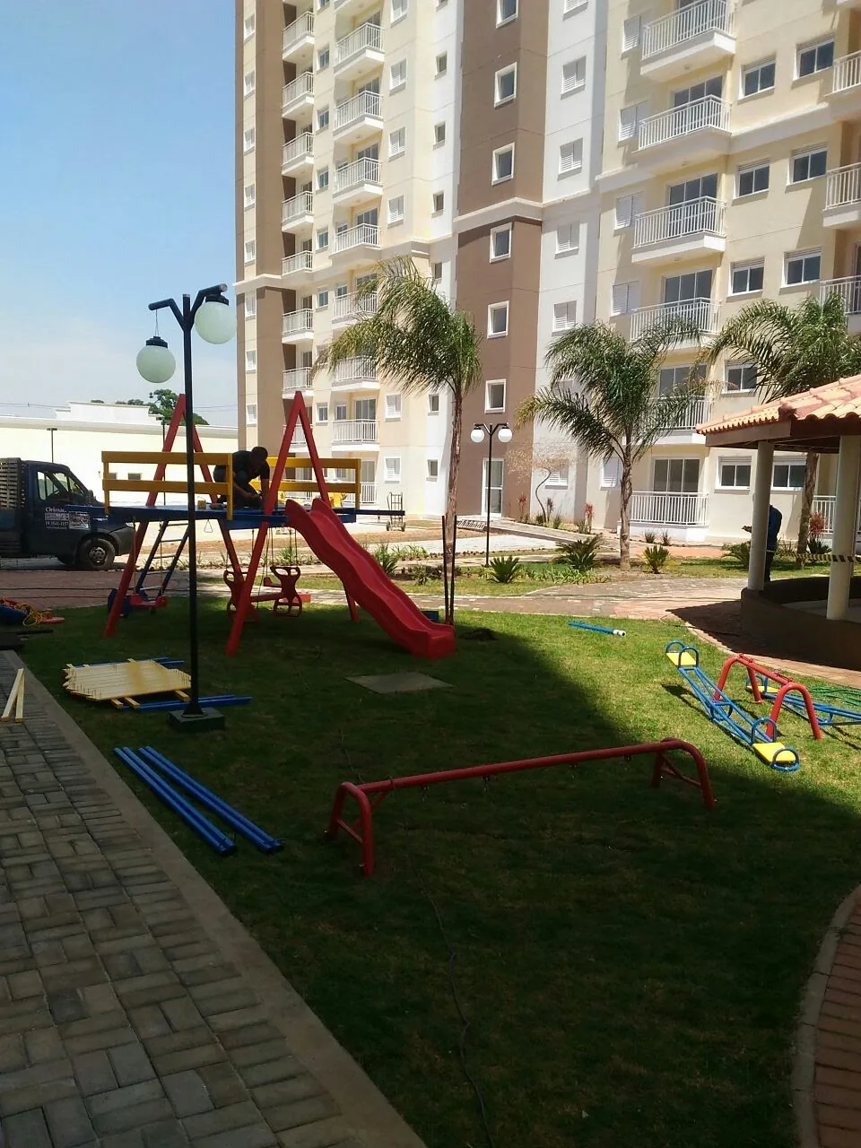 Área comum com playground em empreendimento residencial multifamiliar