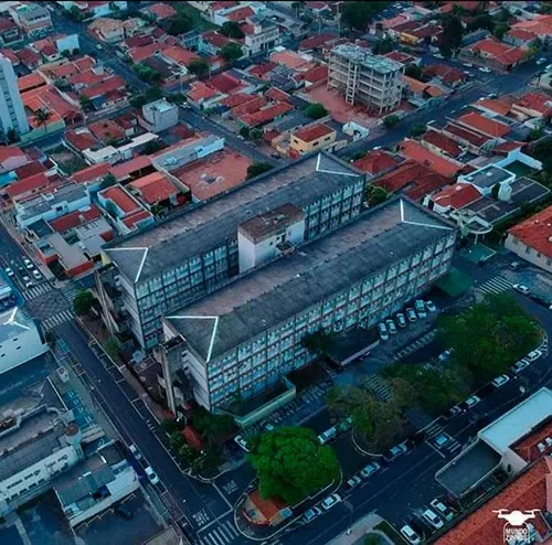 Vista aérea de edificação hospitalar em área urbana