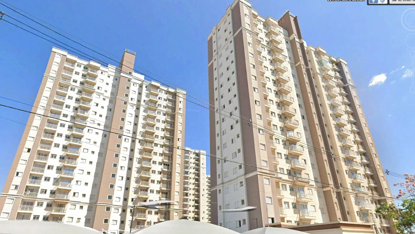 Torres de empreendimento residencial multifamiliar vistas a partir da rua