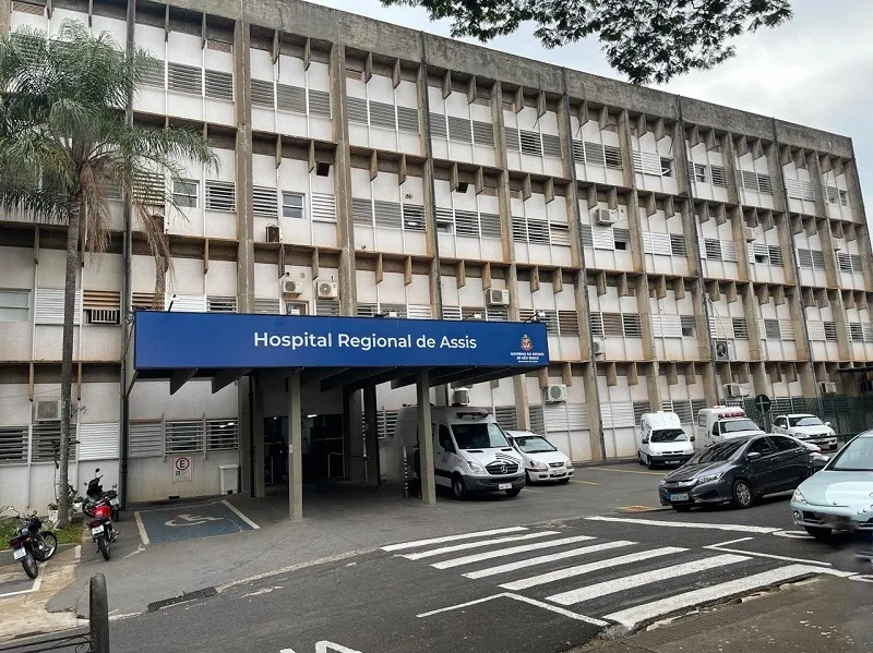 Fachada de edificação hospitalar com acesso principal