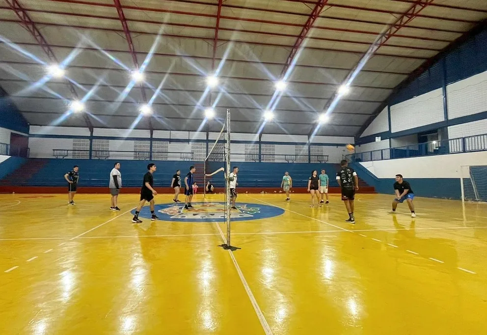 Interior de ginásio coberto com quadra esportiva